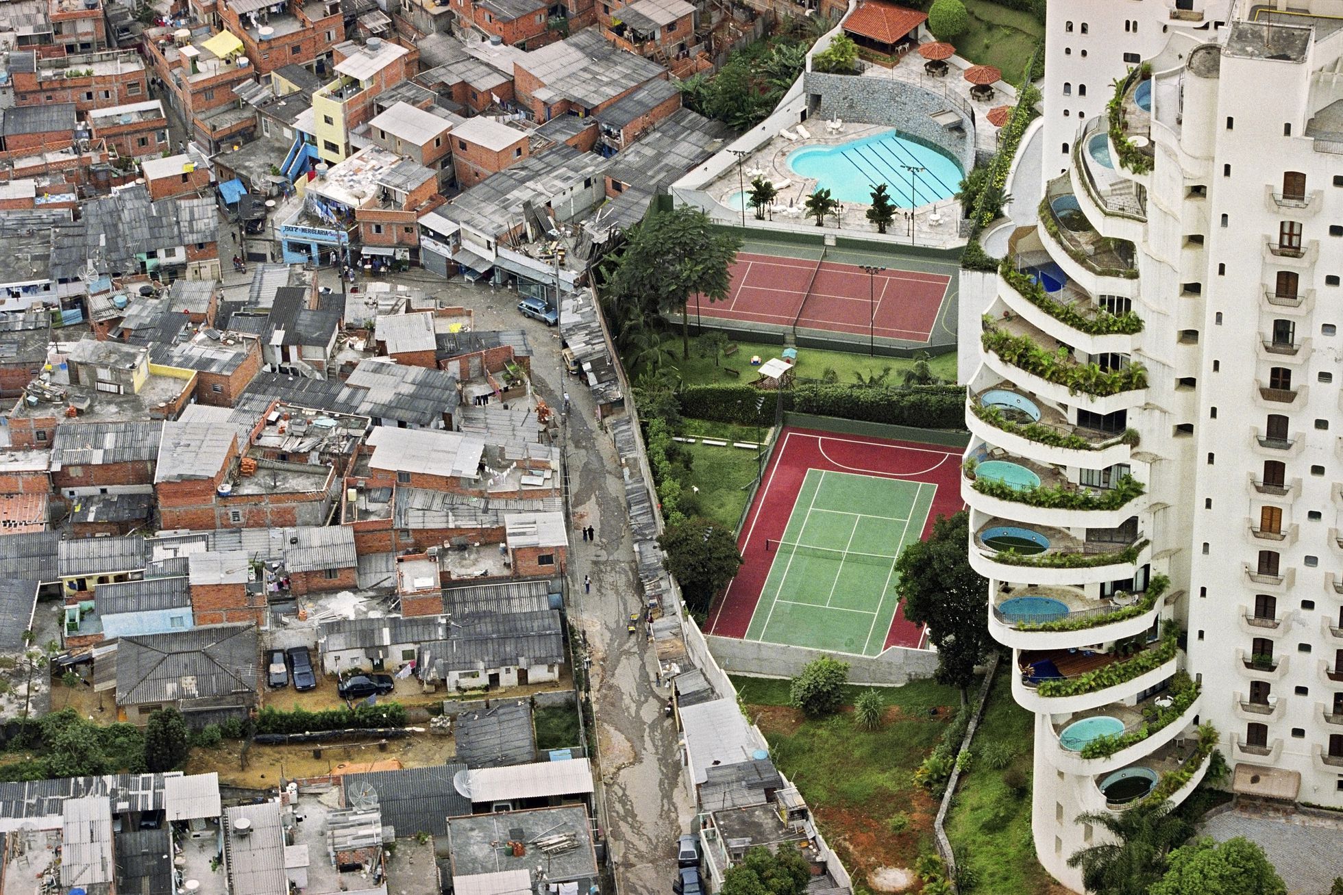 El retrato de la desigualdad en la foto de la favela y el barrio rico de Brasil