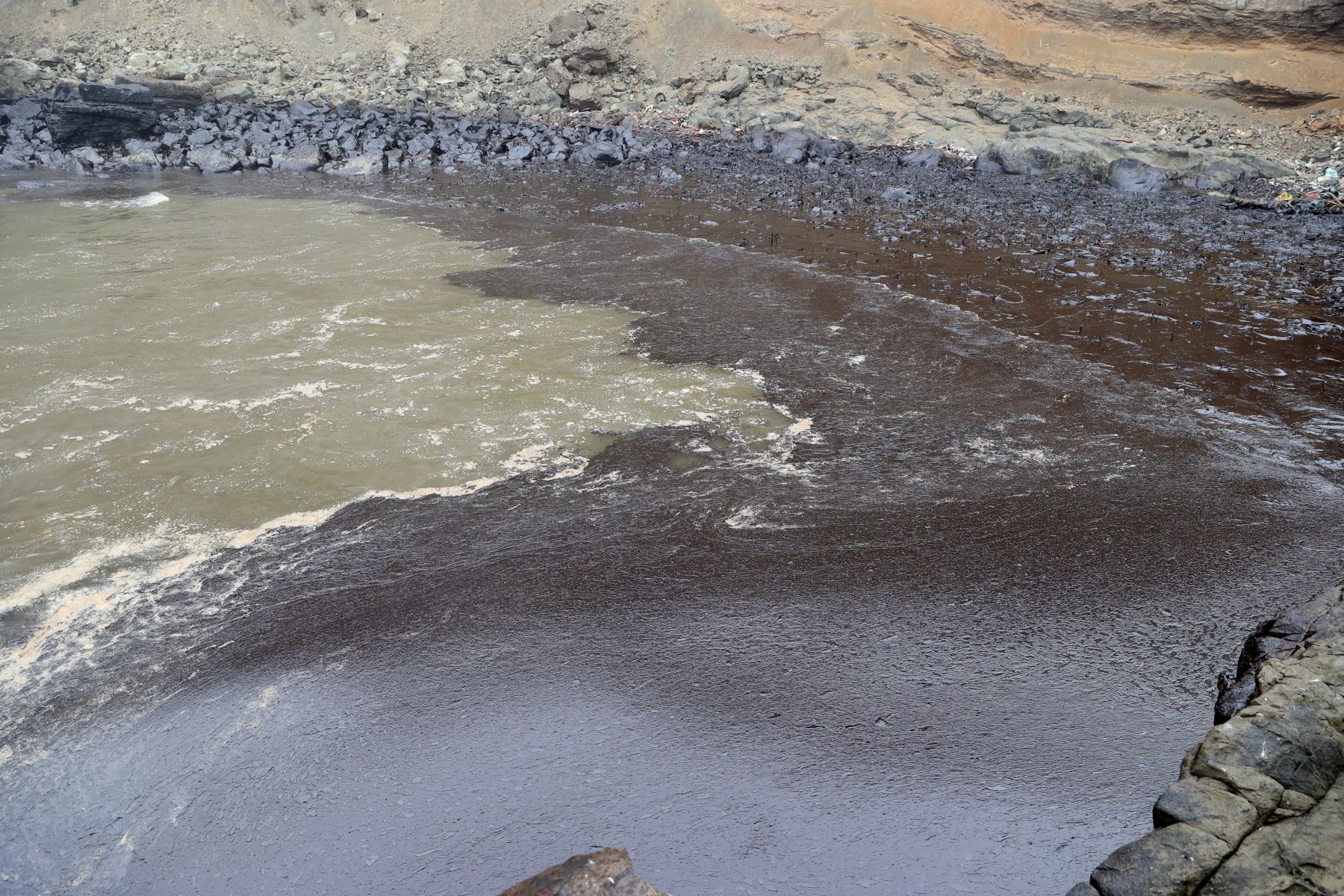 Autoridades de Chancay trabajan para contener el petróleo