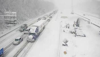 Varios vehículos quedaron varados, a causa de fuerte tormenta de invierno, en medio de una autopista de EE.UU. por más de 24 horas.