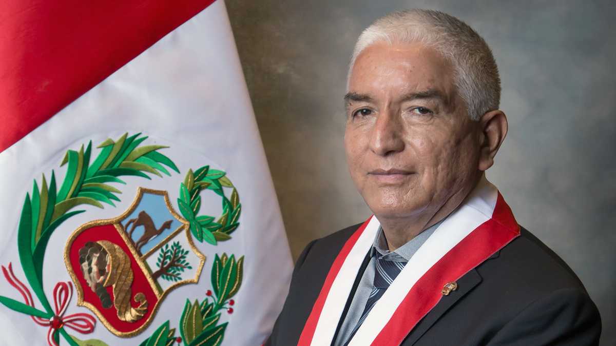 Héctor Acuña: "El presidente no comprende que la corrupción es una lacra"
