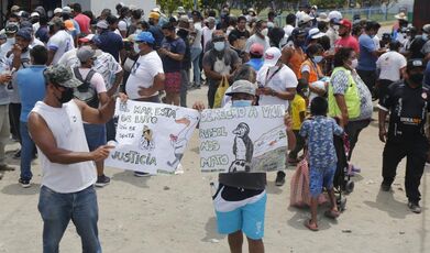 Un grupo de personas obstruyó una carretera en Pasamayo con piedras y exigió la limpieza de la playa Chacra y Mar.