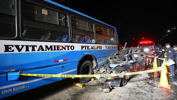 Ate Vitarte: choque de auto contra bus deja dos muertos