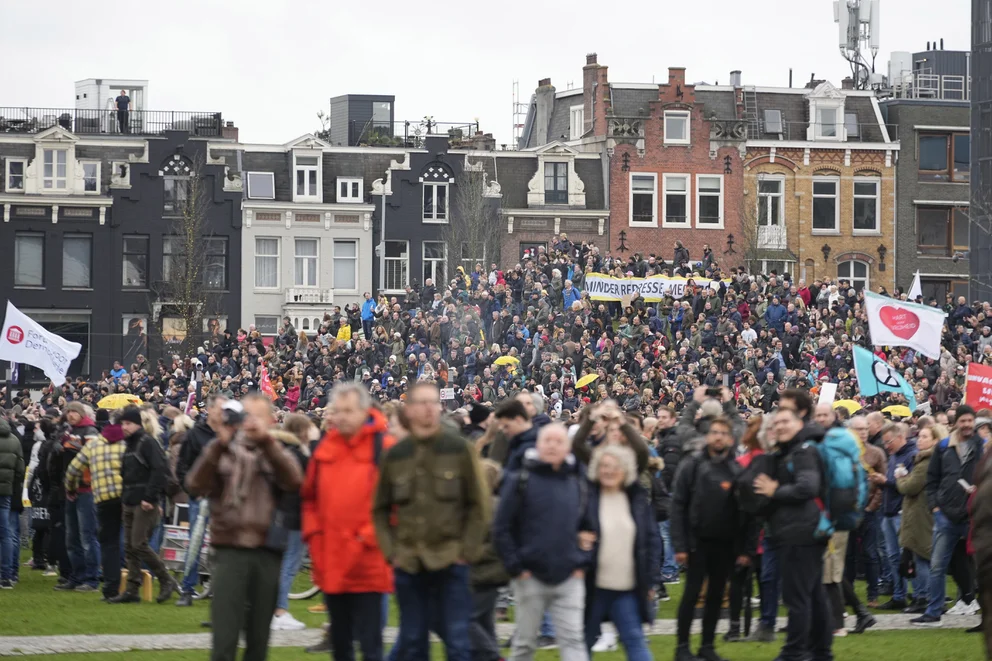Holandeses protestan por medidas preventivas contra la COVID-19