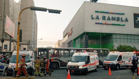 Breña: Siete heridos tras choque de bus contra ambulancia