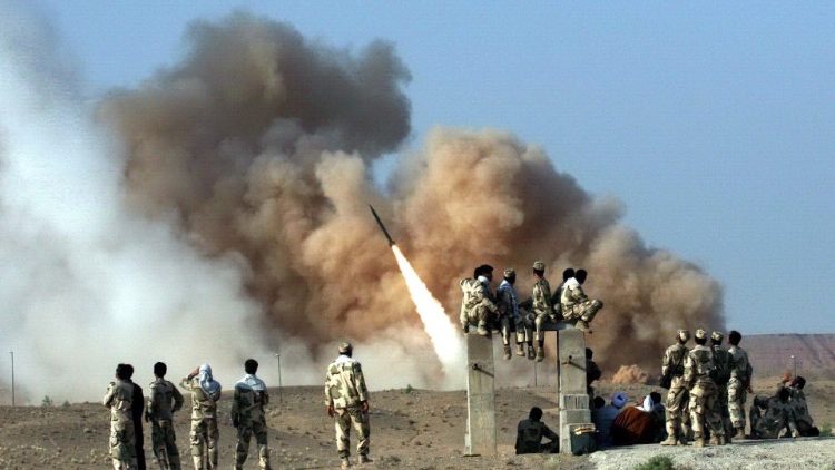 5 misiles presuntamente iraníes impactan en base de EEUU en Irak