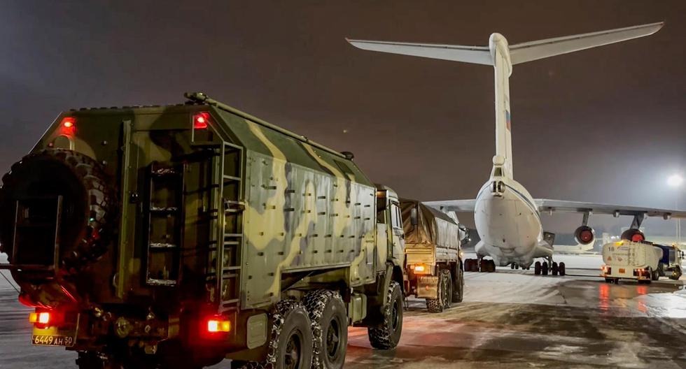 Rusia envía 75 aviones con tropas para reprimir protestas callejeras