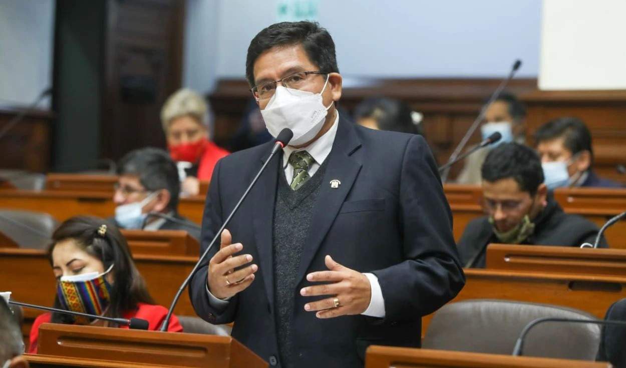 Congresista de Perú Libre pide tirar a la basura actual Constitución