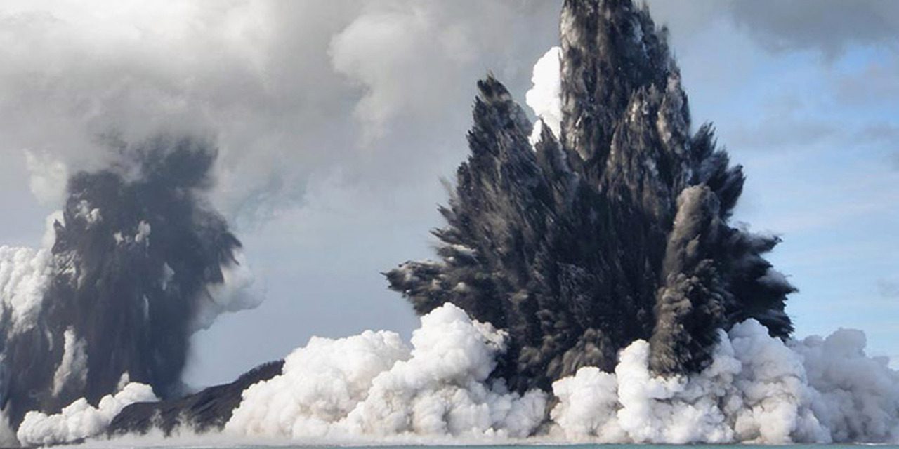 Alarma mundial por erupción de volcán submarino en Tonga