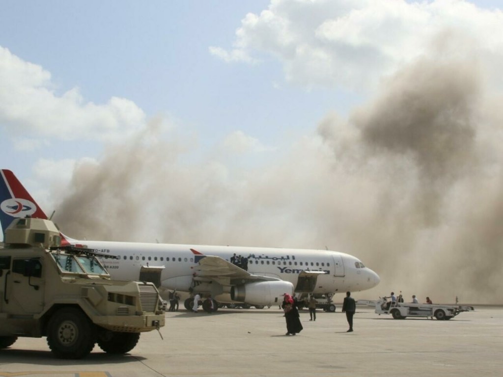 Rebeldes yemeníes bombardean aeropuerto de Emiratos Árabes