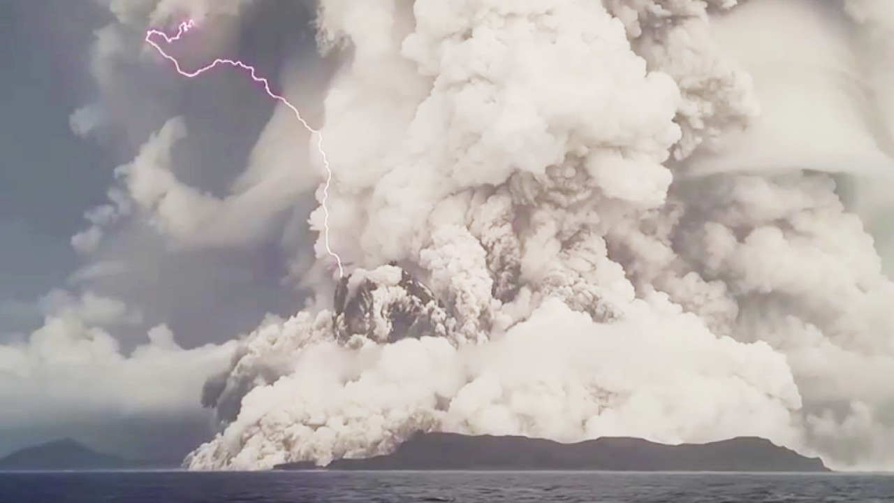 Aviones evalúan todos los daños causados por erupción en Tonga