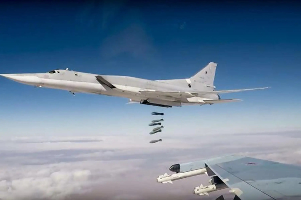 Cazas y bombarderos rusos ensayan ataques con misiles contra Ucrania