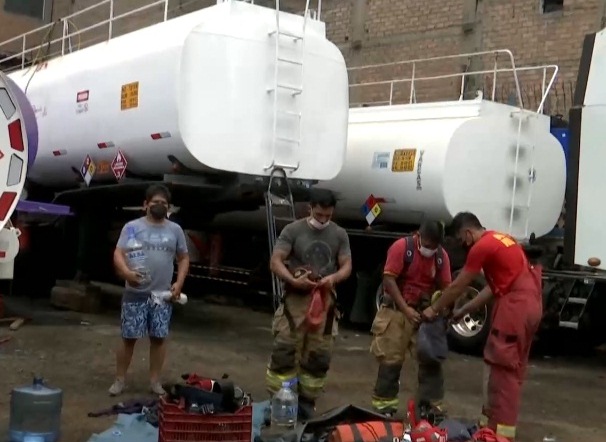 Santa Anita: Hombres en tanque de gasolina son rescatados