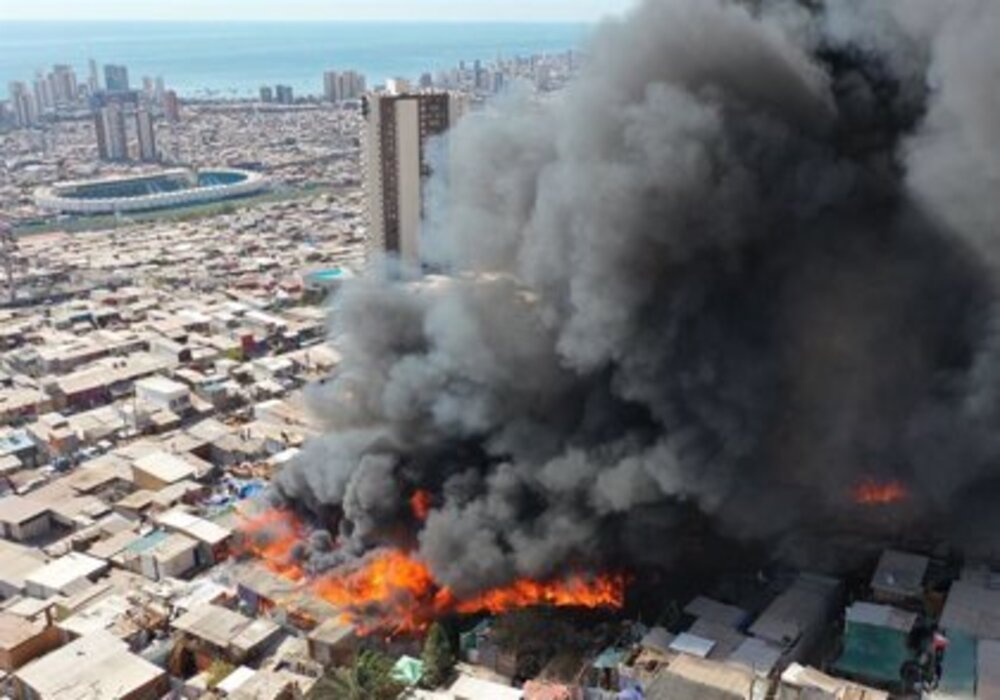 Chile: Incendio deja al menos 30 viviendas consumidas por el fuego