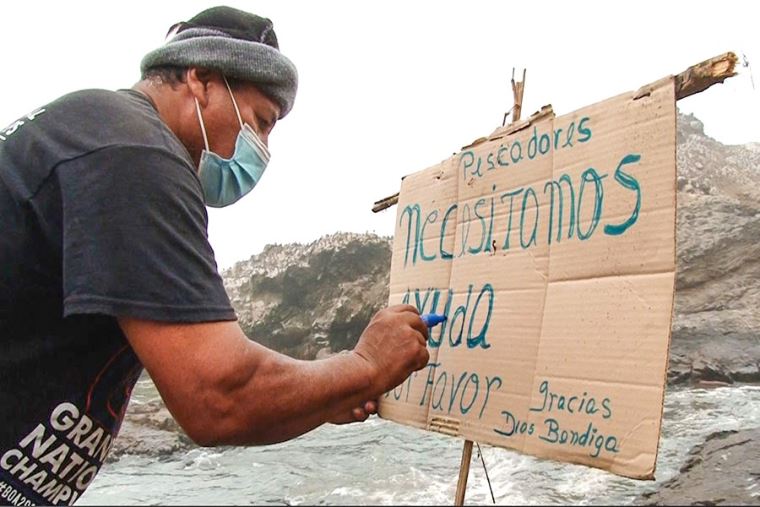 Pescadores bloquean carretera en contra de Repsol