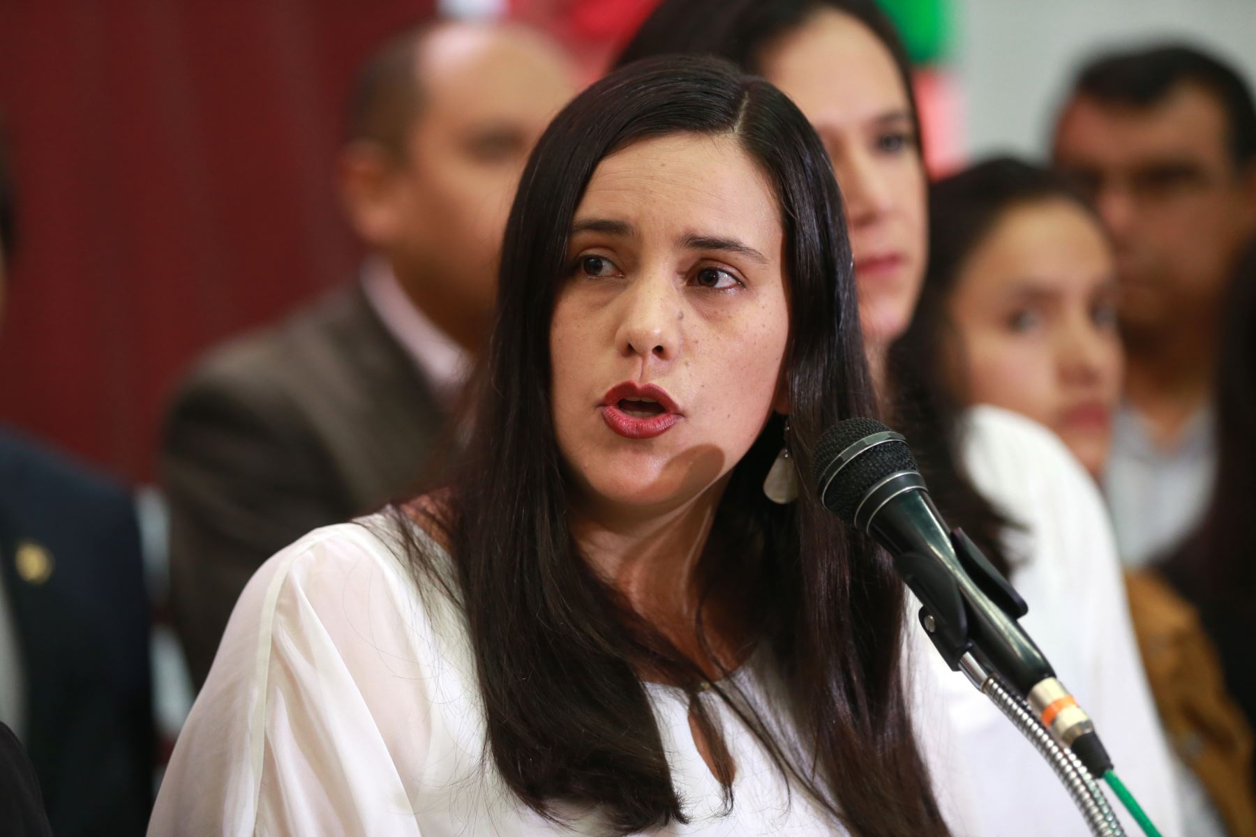 Verónika Mendoza exige que Castillo de explicaciones al país tras renuncia de Guillen
