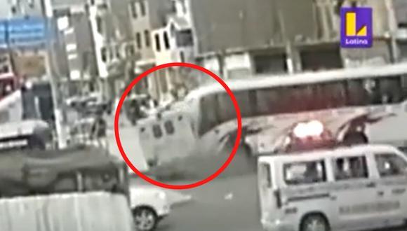 SJL: bus choca contra ambulancia que llevaba a una paciente