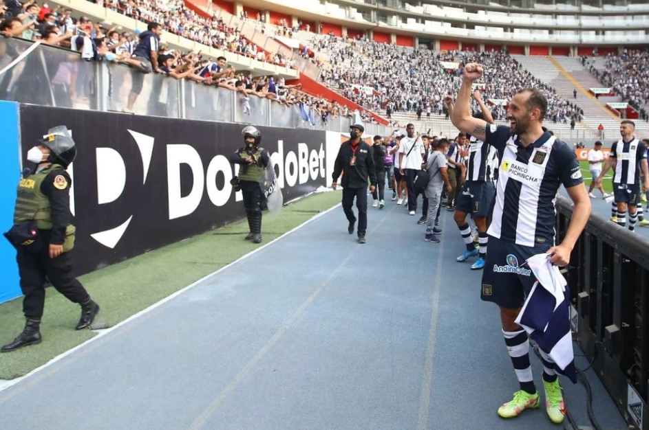 Hernán Barcos prefirió quedarse en Alianza Lima y rechazó club asiático