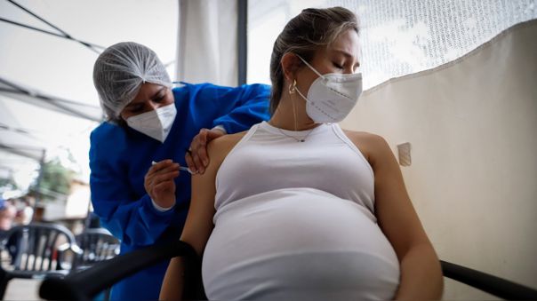 Vacunas Pfizer son seguras para las madres gestantes