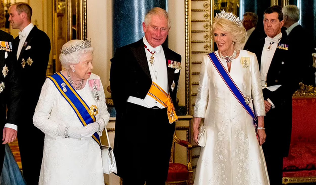 La reina Isabel II señala que Camila debería convertirse en reina consorte