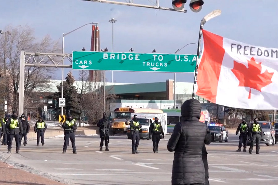 Policía canadiense reabre el puente con EE.UU.
