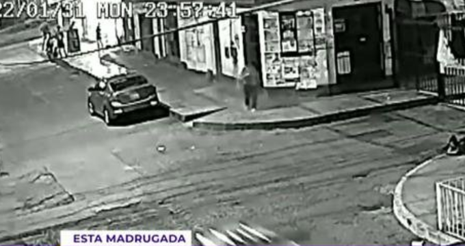 Cámaras de seguridad en San Martín de Porres (SMP) registraron a un sujeto que bajó de mototaxi e interceptó a joven para quitarle su celular.