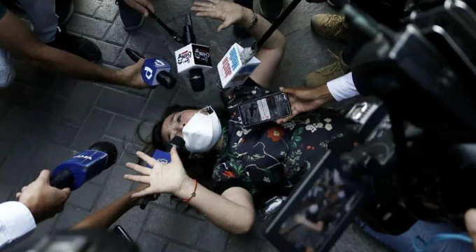 Nidia Vílchez terminó en el suelo en protesta contra Valer