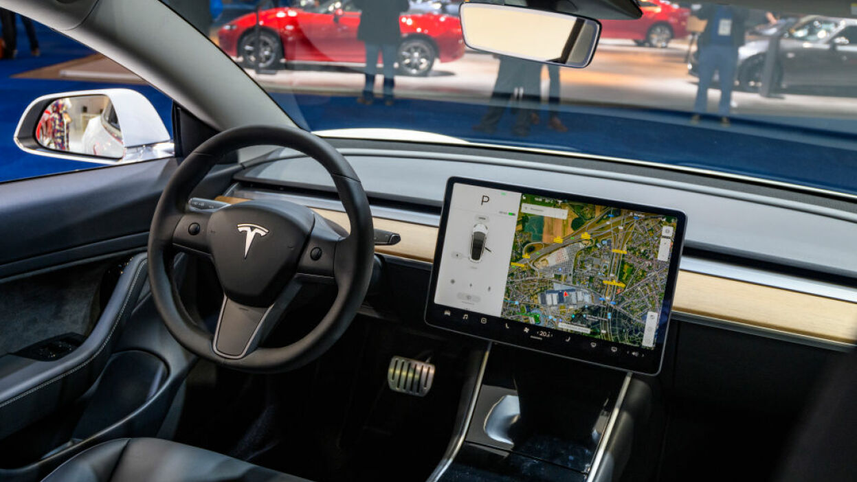 Más de 800 mil vehículos de Tesla con fallas en cinturón de seguridad