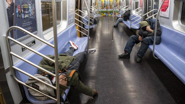 Nueva York anuncia plan para expulsar vagabundos de los metros