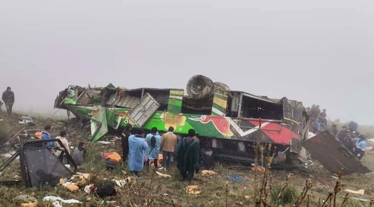 Al menos 20 muertos y 33 heridos tras caída de ómnibus a un abismo