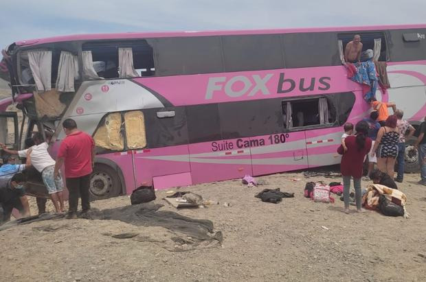 Choque frontal entre bus y camión deja 30 heridos