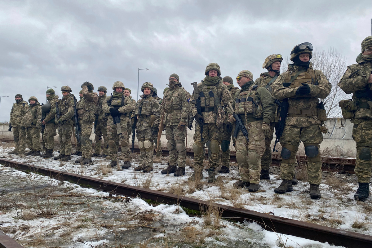 Ucrania ya combate en 2 frentes, en frontera rusa y contra separatistas