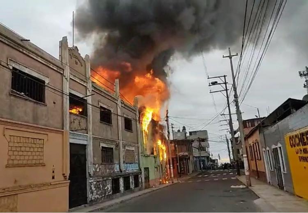 Incendio reduce a cenizas gran almacén de parihuelas en Lurín