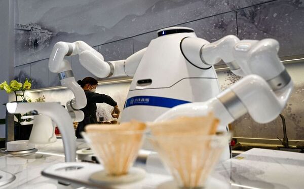 Robots que preparan café, tragos y comida en los Juegos Olímpicos de Beijing 2022