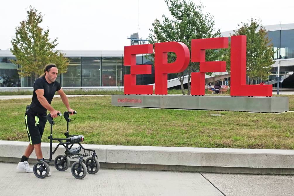 Personas con paraplejia vuelven a caminar gracias a implante