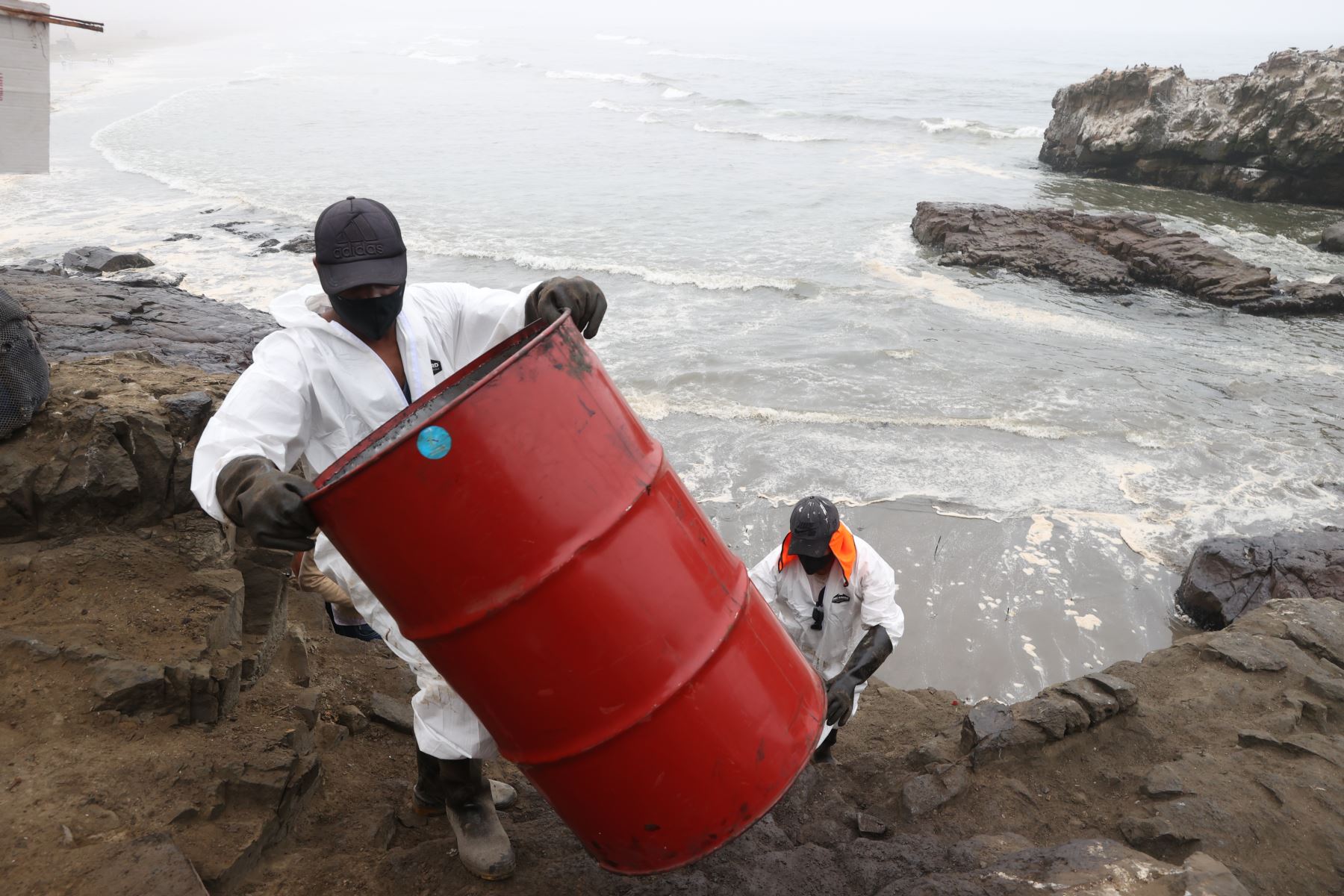 Repsol afirma terminar la limpieza del petróleo en el mar esta semana
