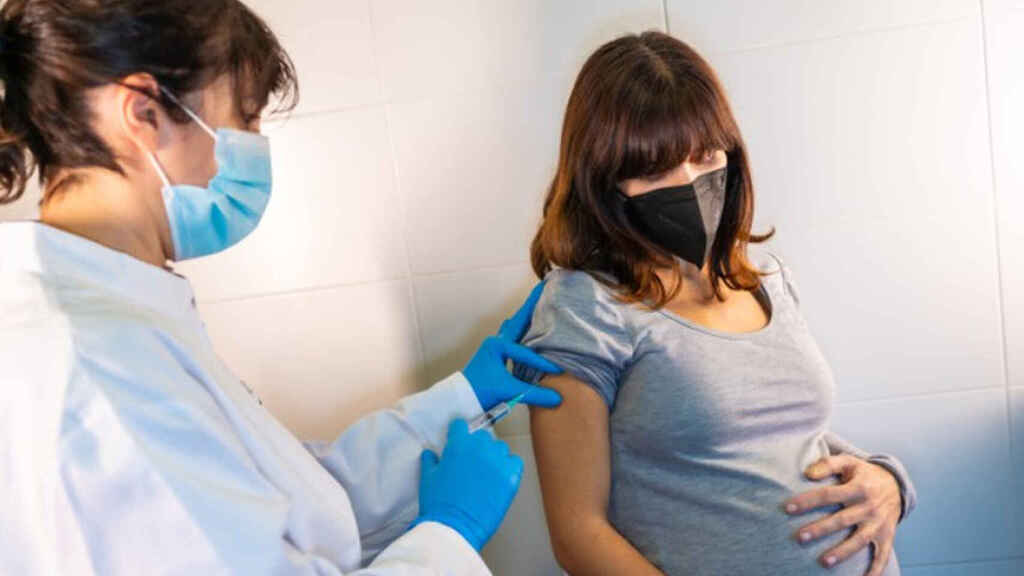 Vacunarse durante el embarazo genera inmunidad en los bebés