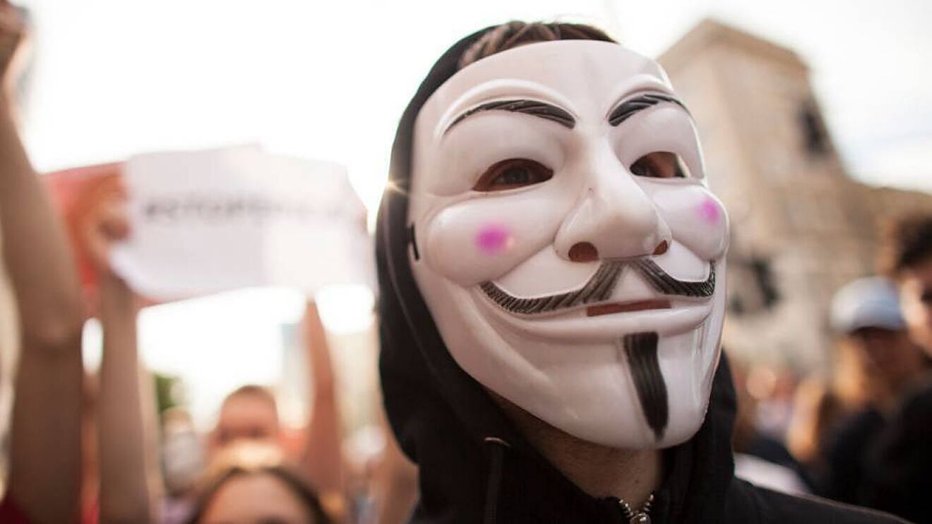 Anonymous hackea televisión rusa y coloca videos de la guerra