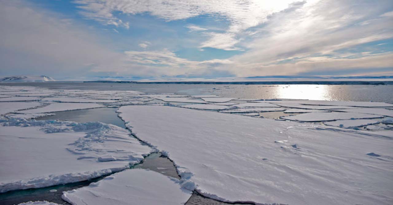Masa de hielo gigante se desprende de la península Antártica