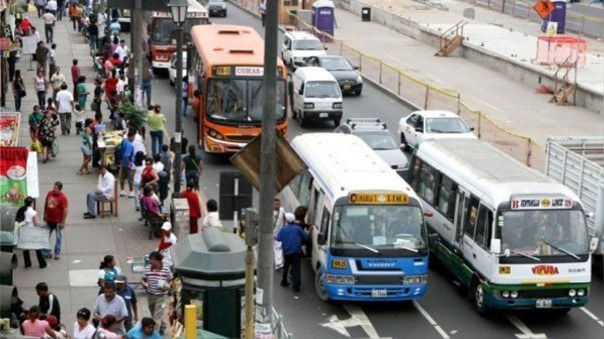 Pasajes de transporte público subirán hasta en 40%