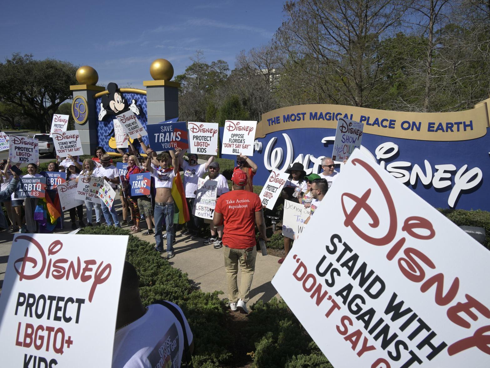 Empleados de Disney protestan en apoyo a comunidad LGTB