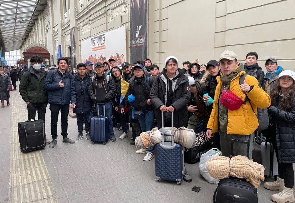 Ecuatorianos esperan ayuda para salir de Ucrania