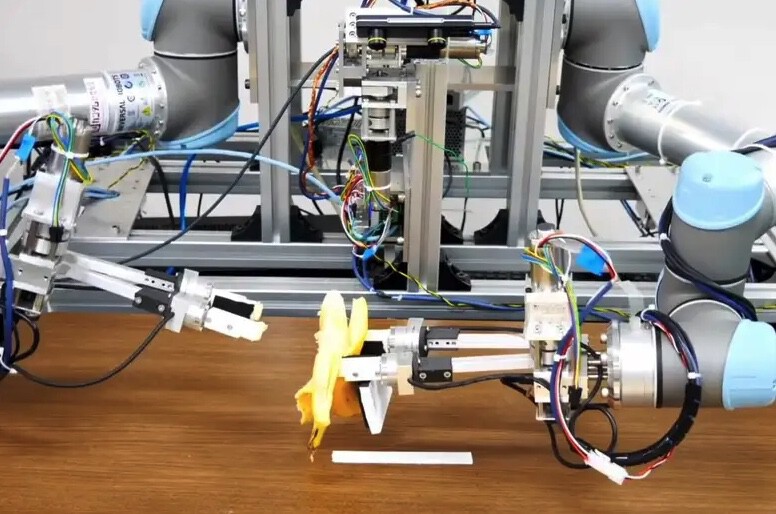 Robot logra pelar un plátano sin destruirlo