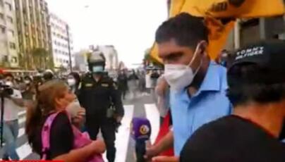 Un hombre, quien es integrante de la 'Resistencia', arremetió con un palo en la espalda a Jorge Malmborg, periodista de Latina.