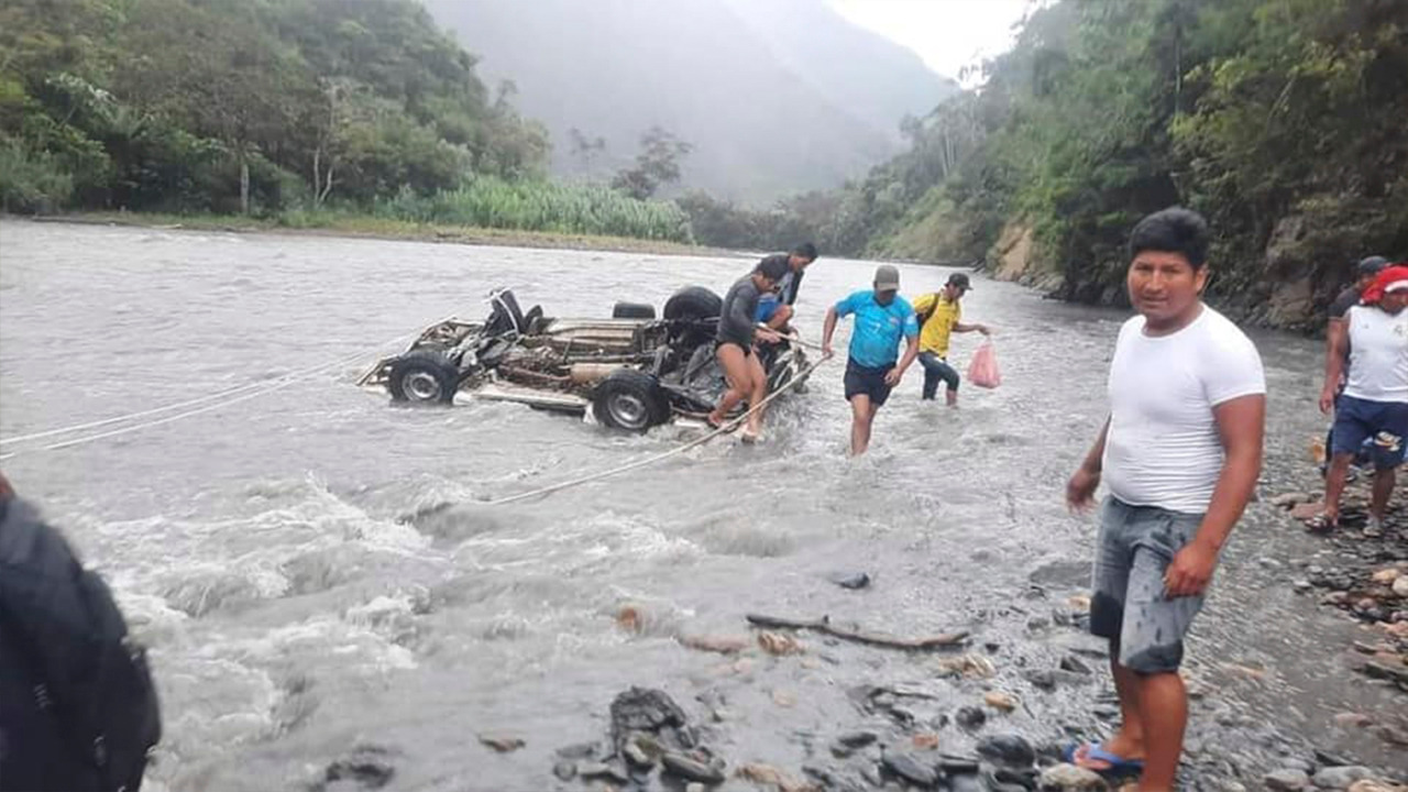 Minivan cae a río Inambri y todos sus pasajeros están desaparecidos