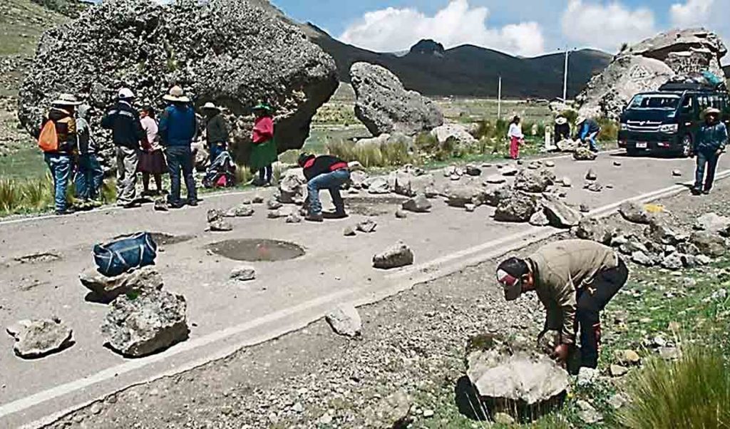 Comuneros otra vez cierran ingreso a minera Las Bambas