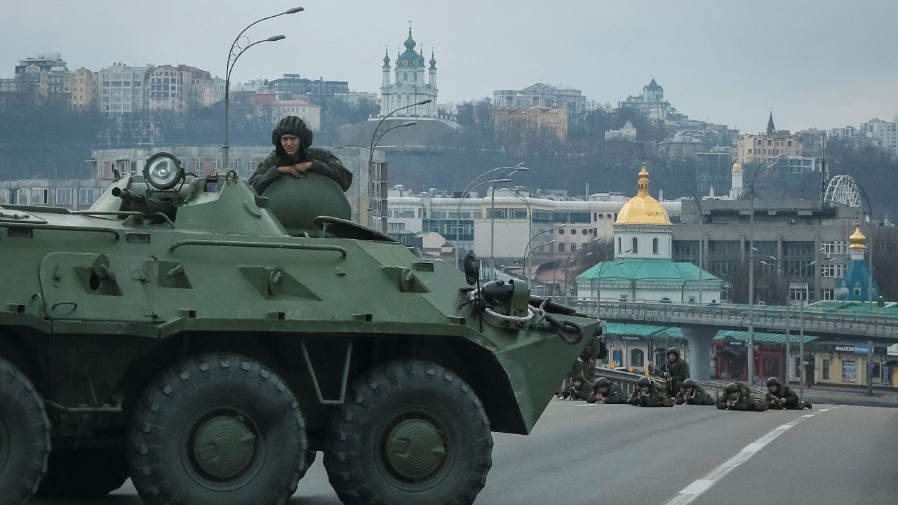 Invasores rusos llegan a las puertas de Kiev