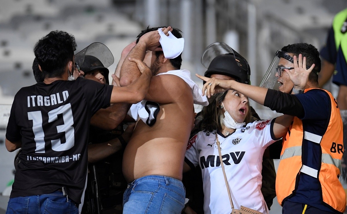 Pelea entre barristas de Cruzeiro y Atlético Mineiro dejó un fallecido