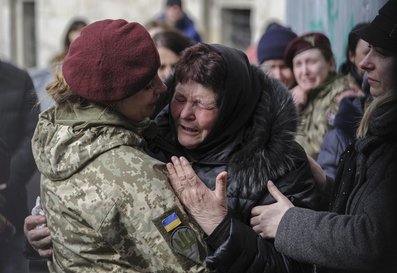 Adultos mayores de Ucrania se refugian en las estaciones de los metros de Kiev