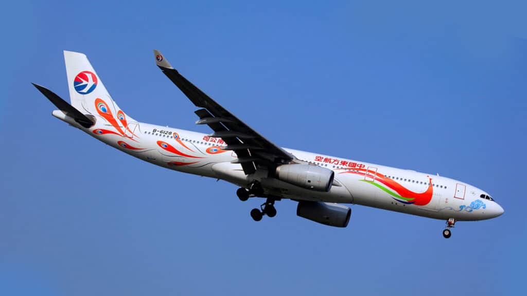 China: Avión se estrella con 132 pasajeros