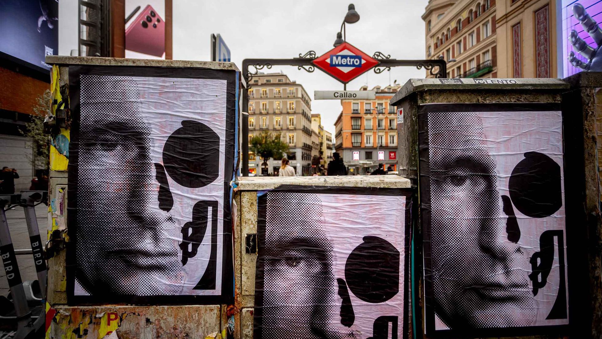Bnomio llena calles españolas con carteles de Putin en una calavera